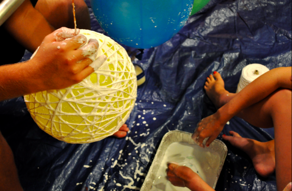 diy-twine-yarn-chandelier-01-e1290007666829