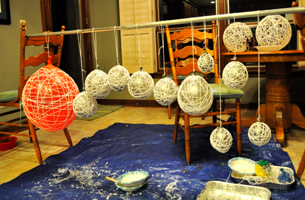 diy-twine-yarn-chandelier-02-e1290007688218